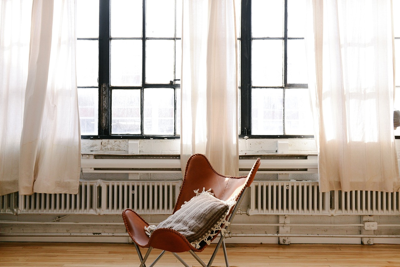 窓辺の椅子とカーテン