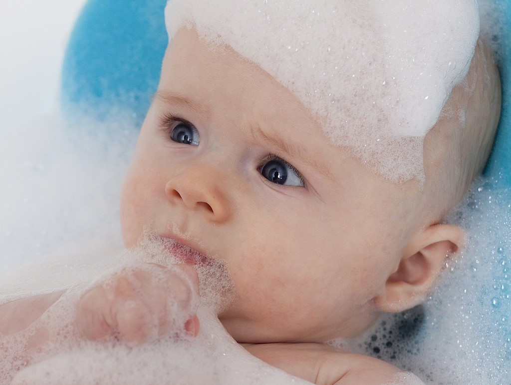 沐浴する泡まみれの赤ちゃん