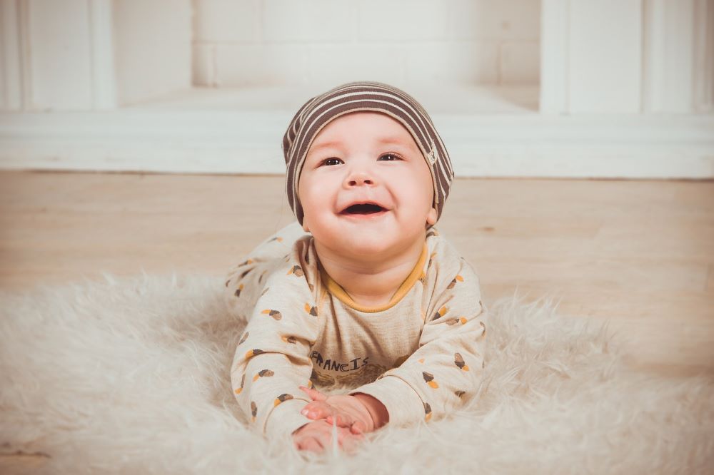 帽子をかぶった笑顔の赤ちゃん