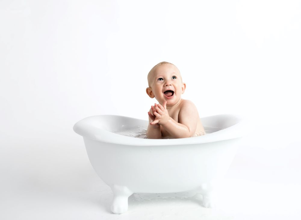 小さなお風呂に入る笑顔の赤ちゃん