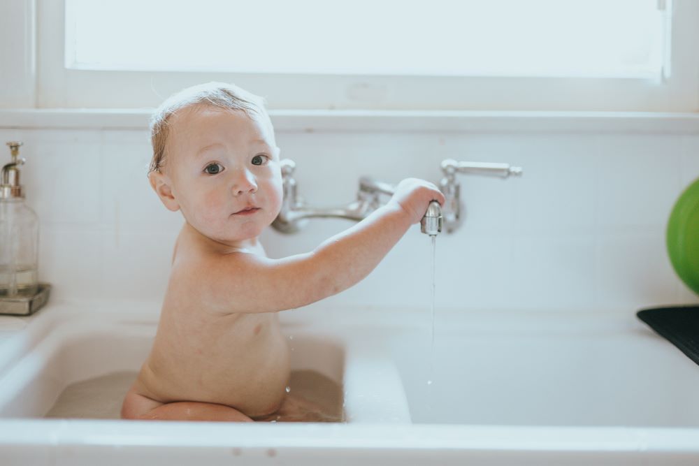 シンクで沐浴する赤ちゃん