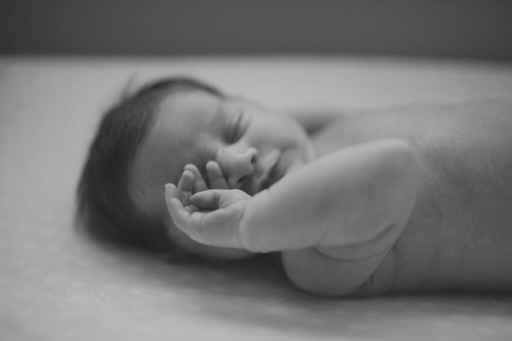 赤ちゃんが寝てる白黒写真