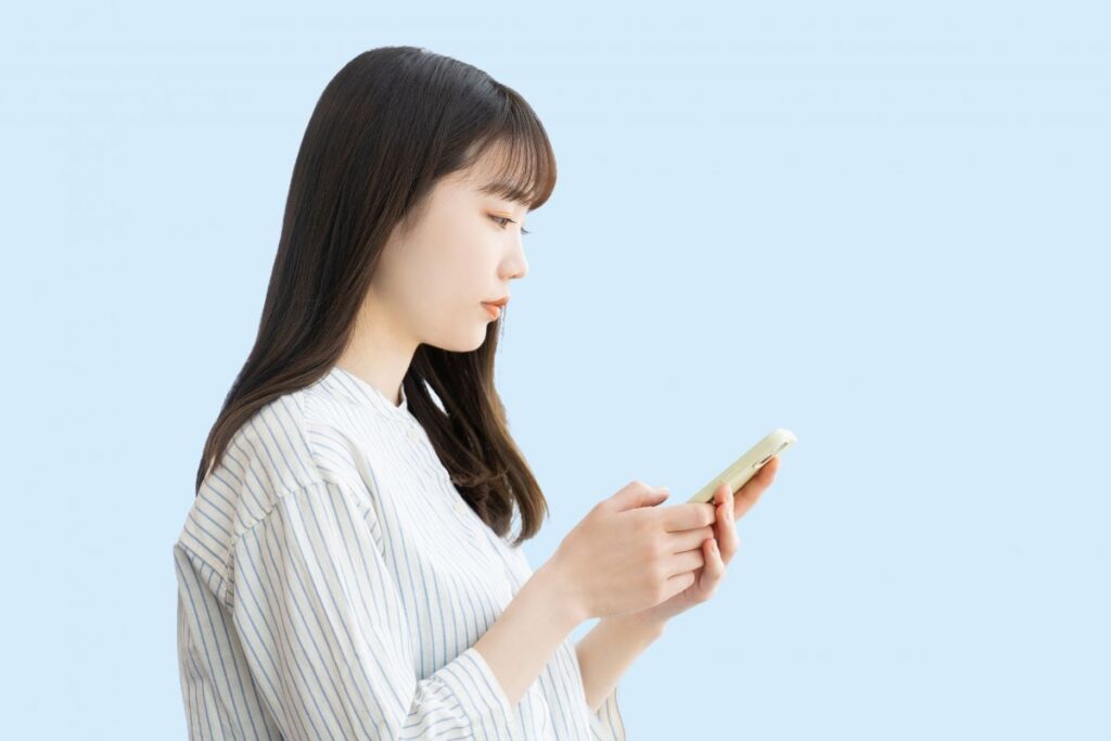 スマホを操作する女性